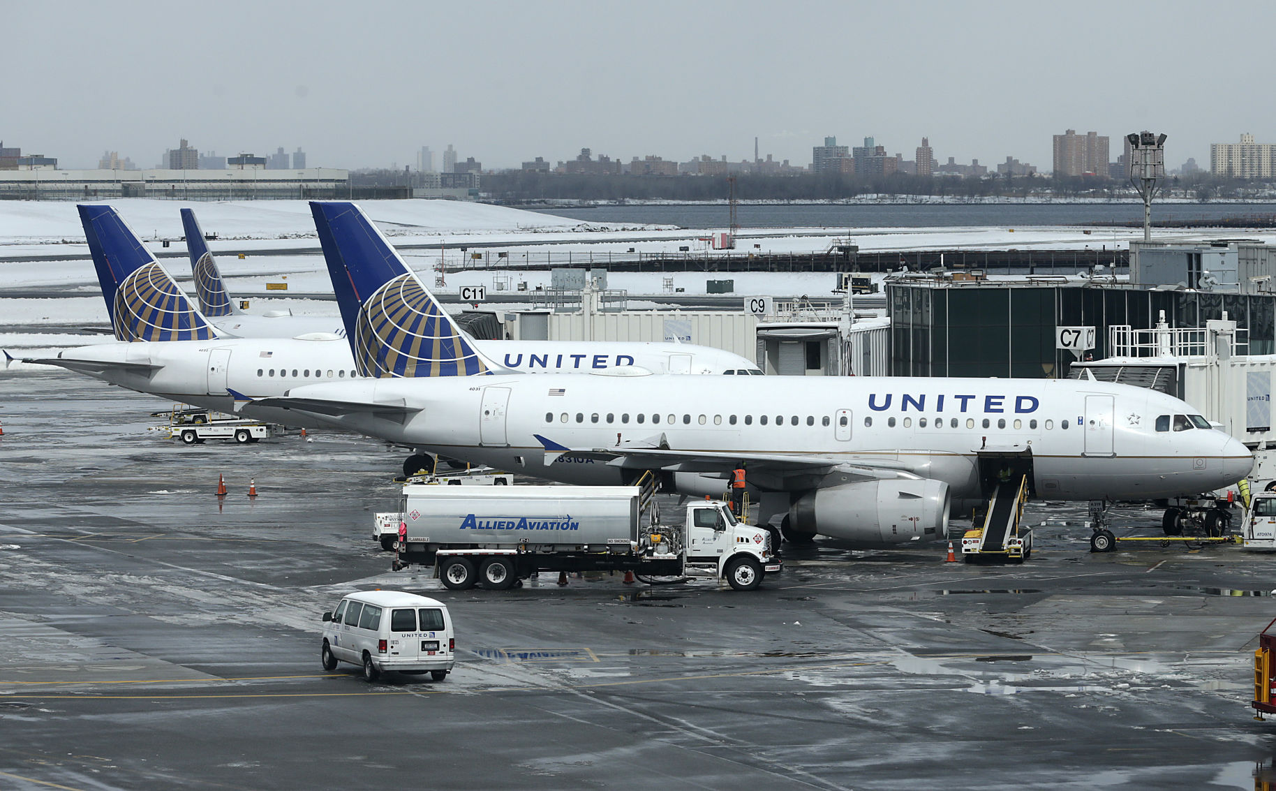 Earns United Continental